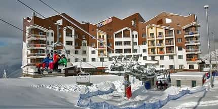 Здания отеля roza ski inn зимой
